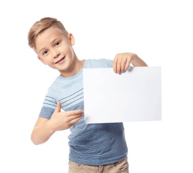 Beyaz arka planda reklam yapmak için boş kağıtları olan sevimli bir çocuk.