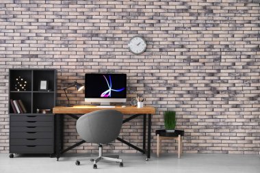 Bilgisayar üstünde okul sırası ile rahat Ev İşyeri