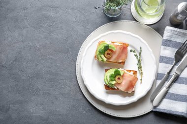Avokado ve prosciutto plaka üzerinde lezzetli bruschettas