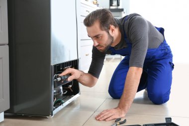 Erkek teknisyen tamir buzdolabı kapalı