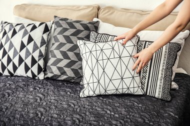 Yatak, closeup yastık koyarak kadın