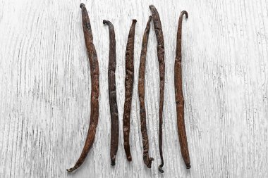 Ahşap zemin üzerine vanilya çubukları