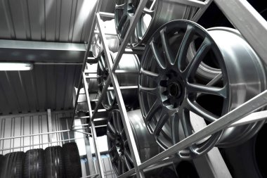 Araba tekerlekli otomobil mağaza raf