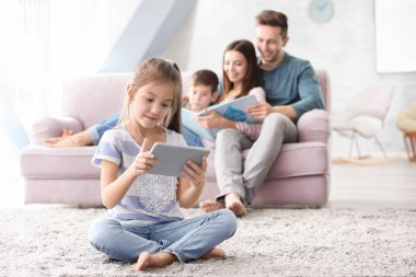 sevimli küçük kız evde tablet bilgisayar ile