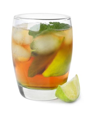Cuba Libre beyaz arka plan üzerinde kokteyl cam