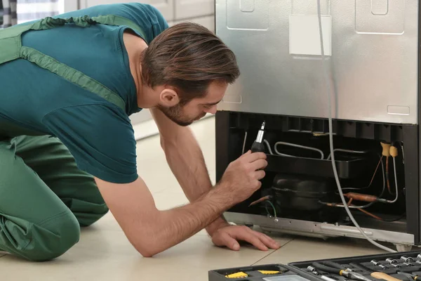 Mannelijke Technicus Reparatie Koelkast Binnenshuis — Stockfoto