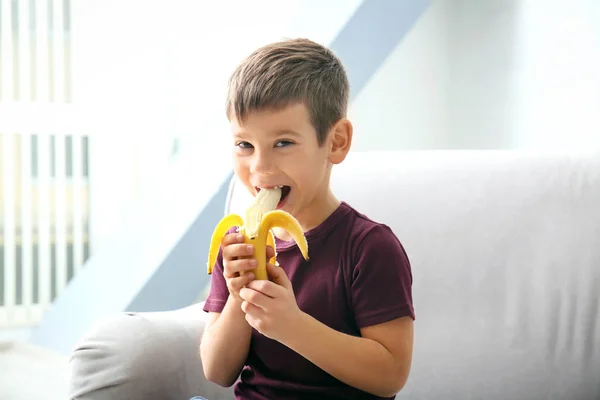 Χαριτωμένο Μικρό Αγόρι Τρώει Μπανάνα Στο Σπίτι — Φωτογραφία Αρχείου