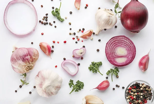 Färsk Vitlök Lök Och Peppar Korn Vit Bakgrund Ovanifrån — Stockfoto