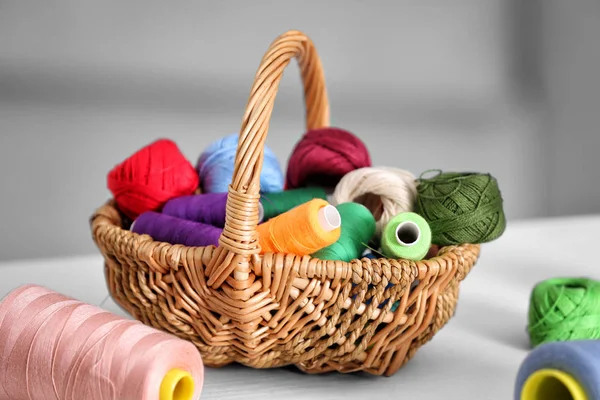 Набор Красочных Нитей Шитья Вязания Плетеной Корзине Столе — стоковое фото
