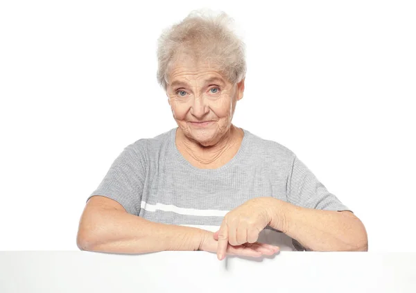 Seniorin Mit Leerer Werbetafel Auf Weißem Hintergrund — Stockfoto