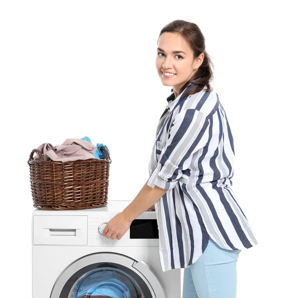 白い背景の上の洗濯機の近くのランドリー バスケットを持つ女性 — ストック写真