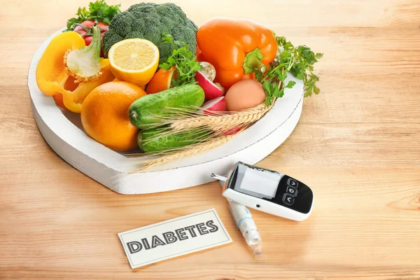 デジタル Glucometer ランセットのペン 果物や野菜のテーブルの上 糖尿病の食事療法 — ストック写真