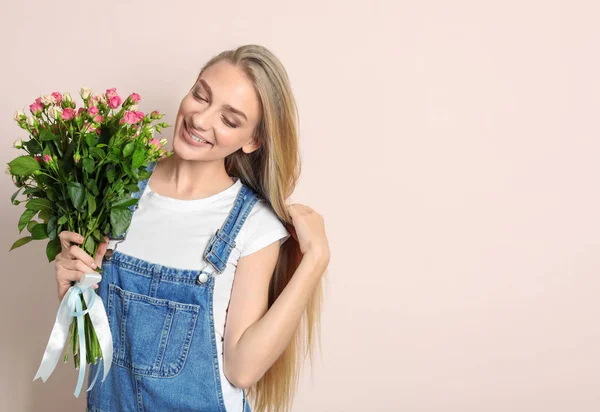 Mulher Bonita Com Buquê Rosas Fundo Cor — Fotografia de Stock