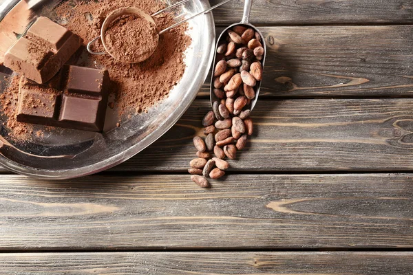 Komposisi Dengan Produk Kakao Pada Latar Belakang Kayu — Stok Foto