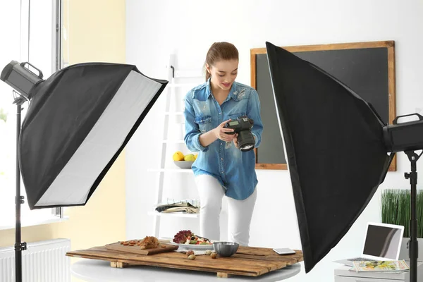 Young Woman Professional Camera Taking Still Life Pictures Photo Studio — Stock Photo, Image