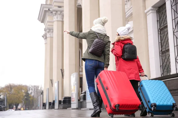 Bavullar, açık havada kadın turist — Stok fotoğraf