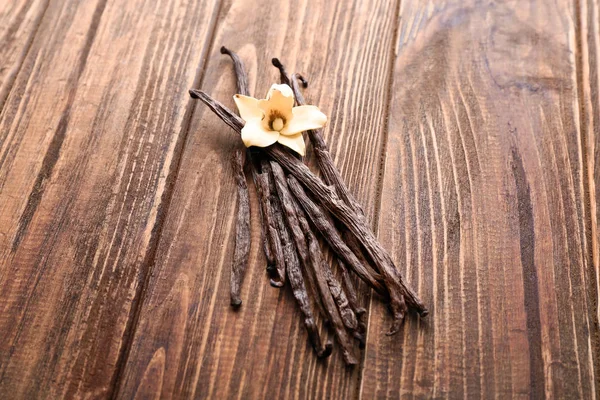 Vanilya Çubukları Ahşap Zemin Üzerine Çiçek — Stok fotoğraf