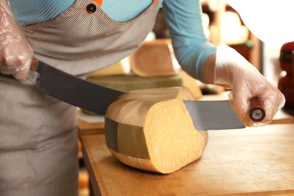 Junge Frau Schneidet Köstlichen Käse Mit Holländischem Messer Auf Tisch — Stockfoto