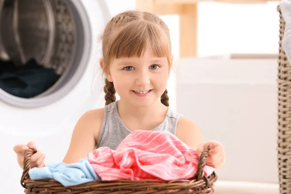 Linda Niña Con Cesta Ropa Interior — Foto de Stock