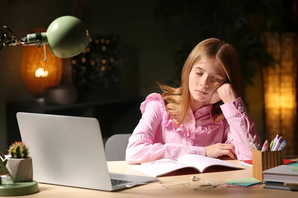 Teenager Mädchen Schläft Abends Bei Hausaufgaben Tisch Ein — Stockfoto