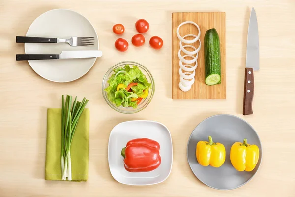 Composición Con Ingredientes Para Una Sabrosa Ensalada Verduras Mesa —  Fotos de Stock