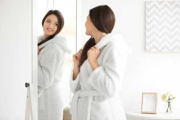 Jovem Mulher Olhando Para Mesma Espelho Dentro Casa — Fotografia de Stock