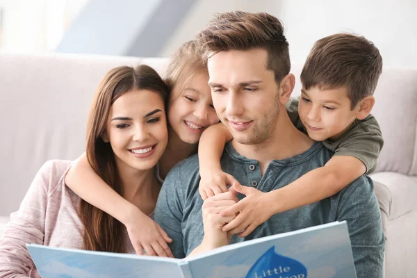 Membaca Buku Keluarga Bahagia Rumah — Stok Foto