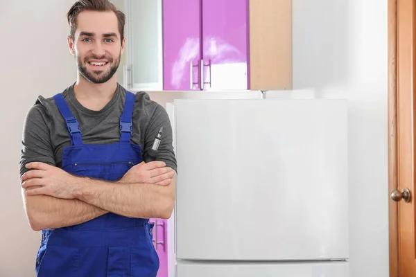 Чоловічий Технік Стоїть Біля Сучасного Холодильника Приміщенні — стокове фото