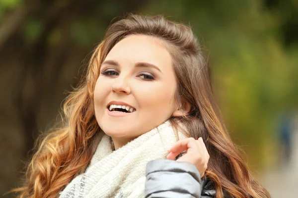 Açık Havada Kirpi Ceketli Güzel Gülümseyen Kadın — Stok fotoğraf