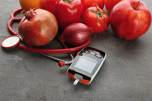 Digitales Glukometer Obst Und Gemüse Auf Grauem Hintergrund Diabetes Diät — Stockfoto