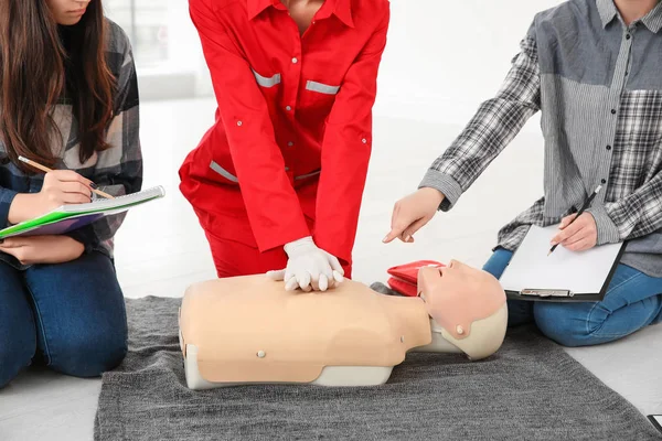 Woman Demonstrating Cpr Mannequin First Aid Class — Stock Photo, Image