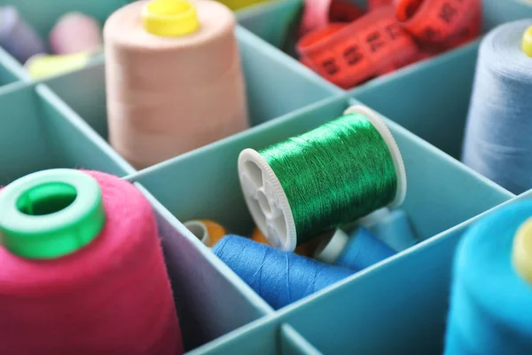 Hilos Costura Color Caja Del Compartimento Primer Plano — Foto de Stock