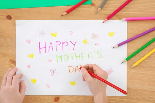 Meisje Voorbereiden Wenskaart Haar Mama Moederdag Aan Tafel — Stockfoto