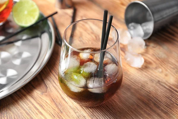 Cocktail Vetro Cuba Libre Sul Tavolo Legno — Foto Stock