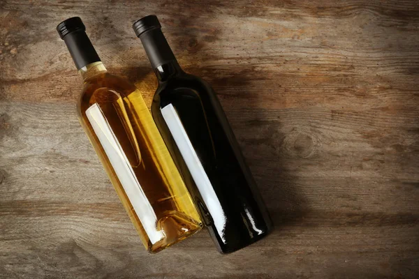 Due Bottiglie Con Vino Rosso Bianco Fondo Legno — Foto Stock