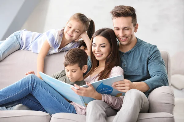 Família Feliz Livro Leitura Casa — Fotografia de Stock