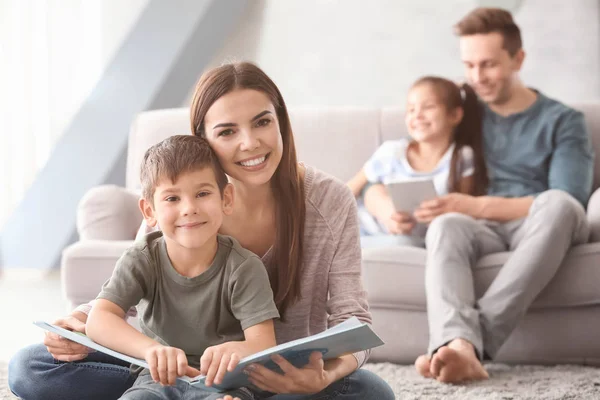 Joven Madre Leyendo Libro Con Pequeño Hijo Casa — Foto de Stock