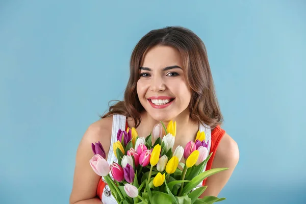 Mulher Bonita Segurando Buquê Tulipas Fundo Cor — Fotografia de Stock