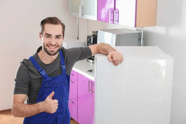 Técnico Masculino Após Reparo Bem Sucedido Geladeira Dentro Casa — Fotografia de Stock