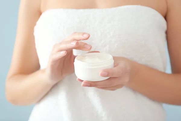 Giovane Donna Con Vaso Crema Mani Sfondo Colore Primo Piano — Foto Stock