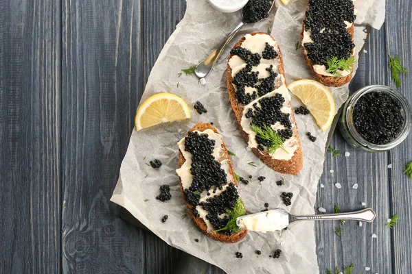 Sabrosos Sándwiches Con Caviar Negro Mesa — Foto de Stock