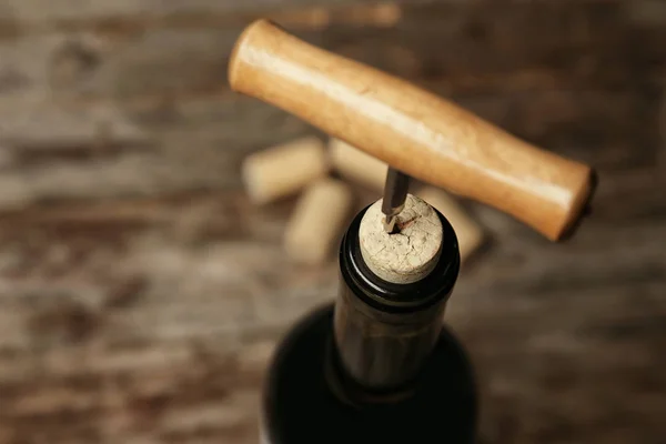 Öffnung Flasche Wein Mit Korkenzieher Nahaufnahme — Stockfoto
