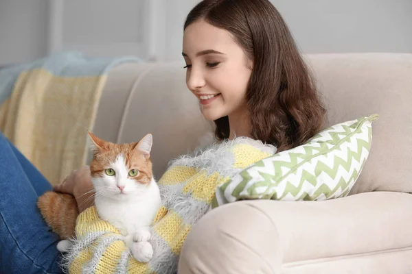 Hermosa Mujer Joven Con Gato Lindo Sofá Casa — Foto de Stock