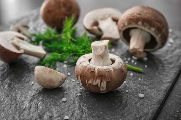Cremini 蘑菇石板板 — 图库照片