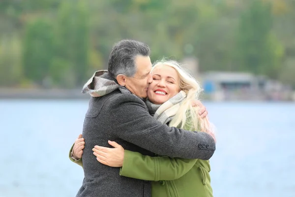 Szczęśliwa Para Dorosła Przytulanie Riverside — Zdjęcie stockowe