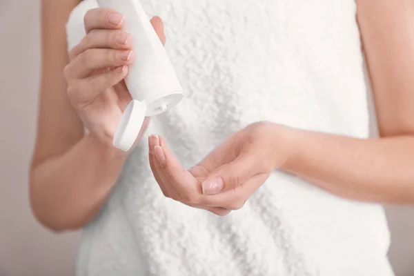 Young Woman Applying Hand Cream Closeup — Stock Photo, Image