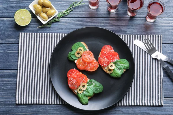 토마토와 올리브 접시에 Bruschettas — 스톡 사진
