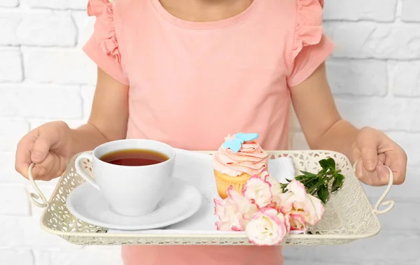 Little Girl Holding Tray Breakfast Flowers Her Mommy Mother Day — Stock Photo, Image