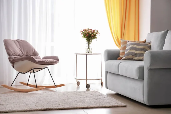 Wohnzimmereinrichtung Mit Bequemer Couch Schaukelstuhl Und Weichen Kissen — Stockfoto