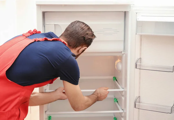 Técnico Masculino Instalando Estante Refrigerador — Foto de Stock